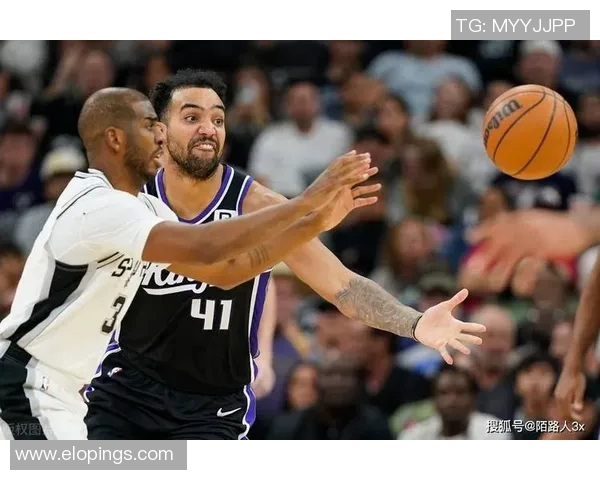 马刺主场击败湖人，保罗·乔治表现出色，赢得球迷热情欢呼